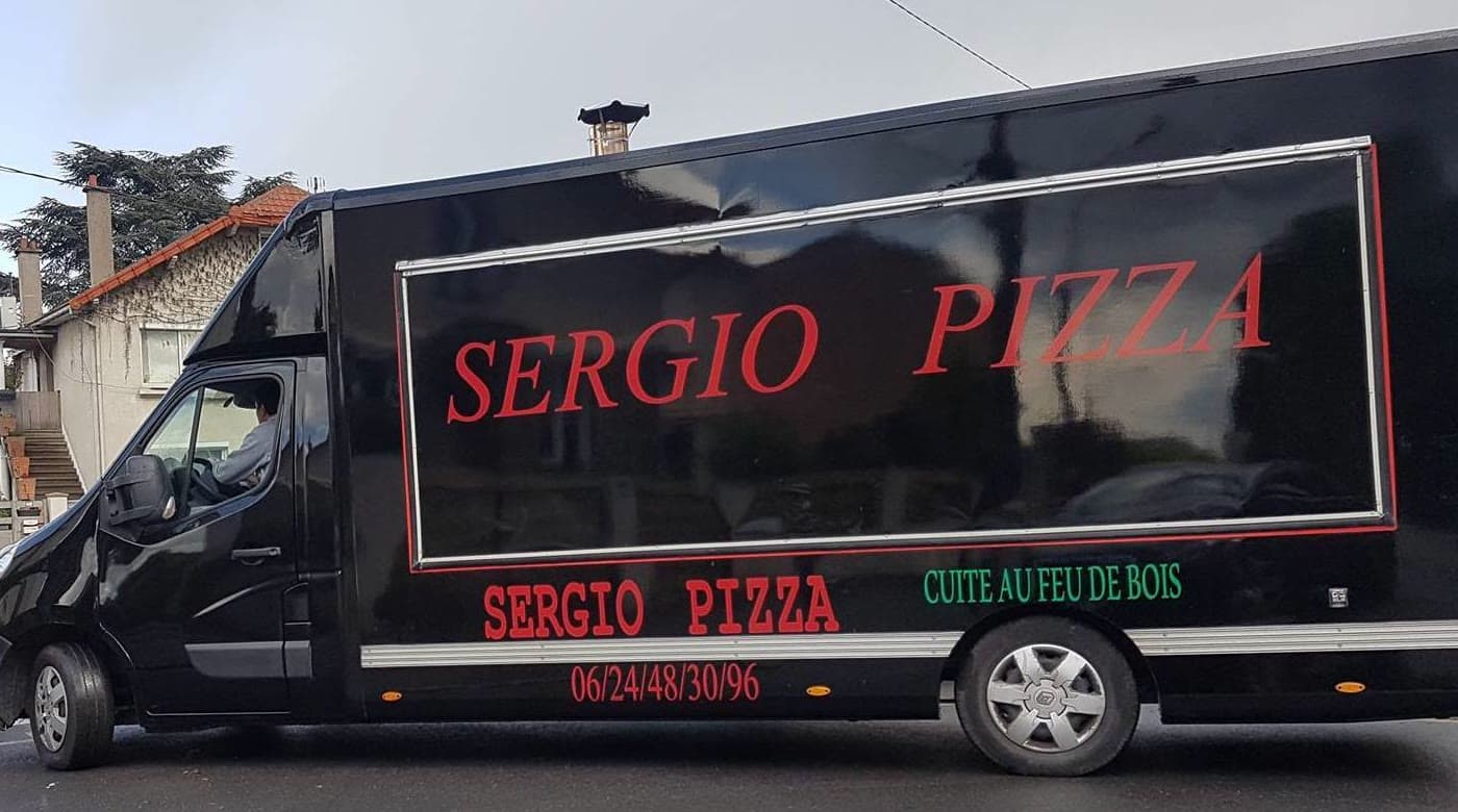 Le camion noir Sergio Pizza, fermé, garé dans la rue.